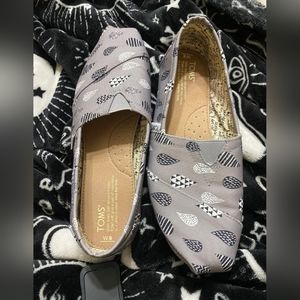 Toms singing in the rain women's 9